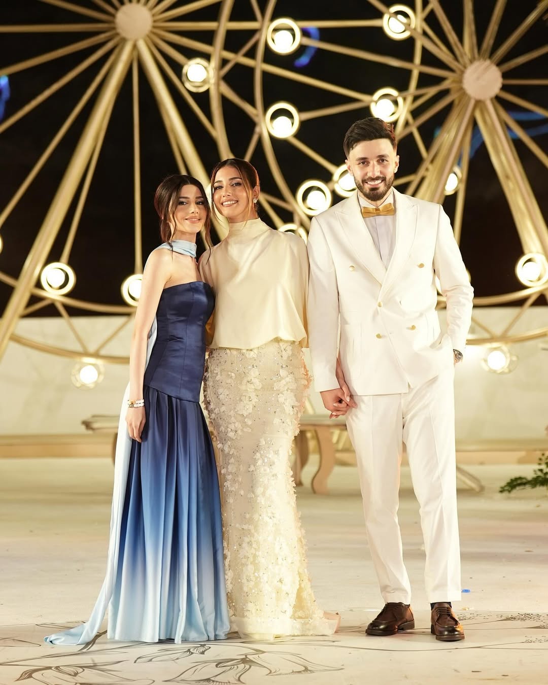 سيدرا بفستان سهرة طويل مميز بقصة سترابلس