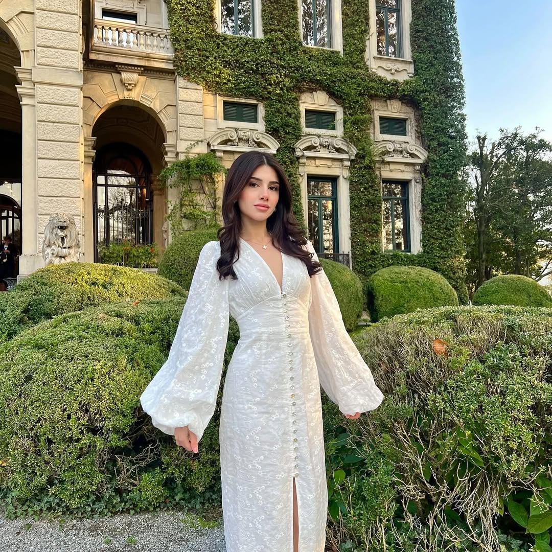  سيدرا ترتدي بفستانا رقيقا باللون الأبيض الموحد