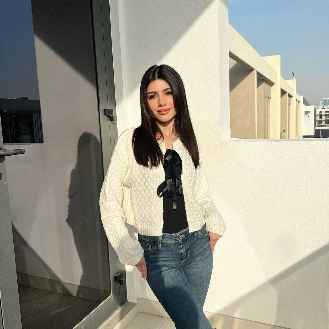 سيدرا عمارة إطلالة يومية أخرى بستايل بنطال الدنيم الداكن بالخصر العالي