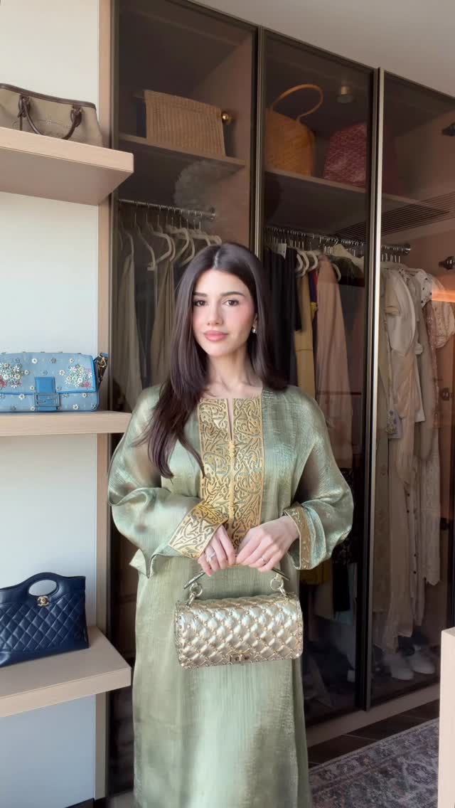 سيدرا عمارة بعباية فضفاضة باللون الأخضر الشاحب