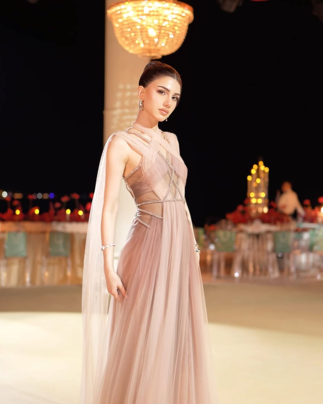 سيدرا عمارة بفستان سهرة أنيق بتدرجات ألوان النيود