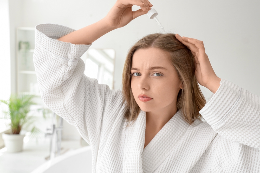 سيروم تقوية الشعر يحتوي على البروتينات والأحماض الأمينية لتقوية الشعر وتقليل التساقط