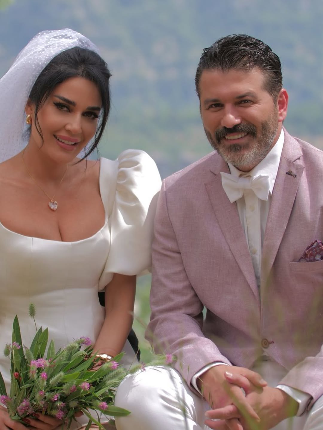 سيرين عبد النور بفستان الزفاف إلى جانب الممثل يزن السيد خلال كليبها الأخير