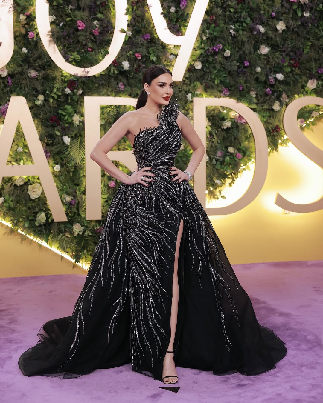 النجمة اللبنانية سيرين عبدالنور اختارت فستانًا أسود من زهير مراد