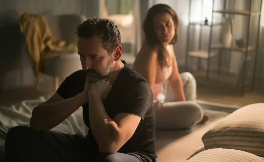 سيطرة الشعور بالحزن أو فقدان الحماس على الزوجين