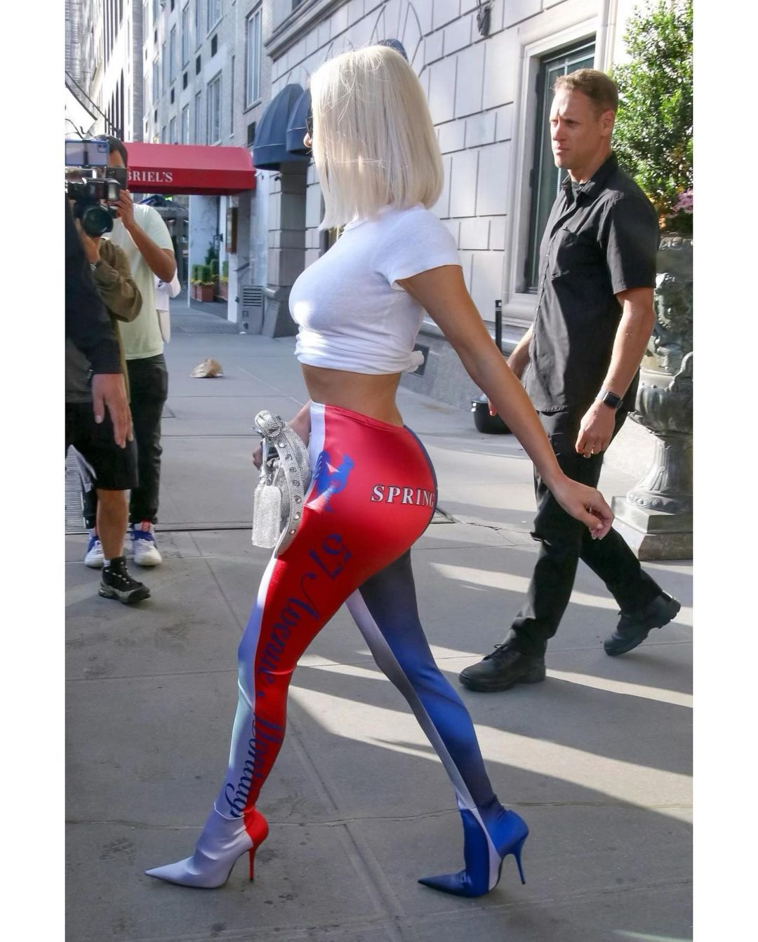 سيطرت صيحة الـpantaboots من علامة Balenciaga  على اطلالاتها الاخيرة