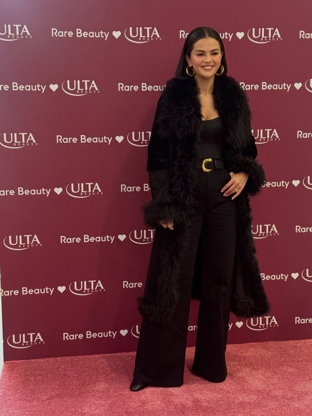 سيلينا بإطلالة مونوكروم باللون الأسود