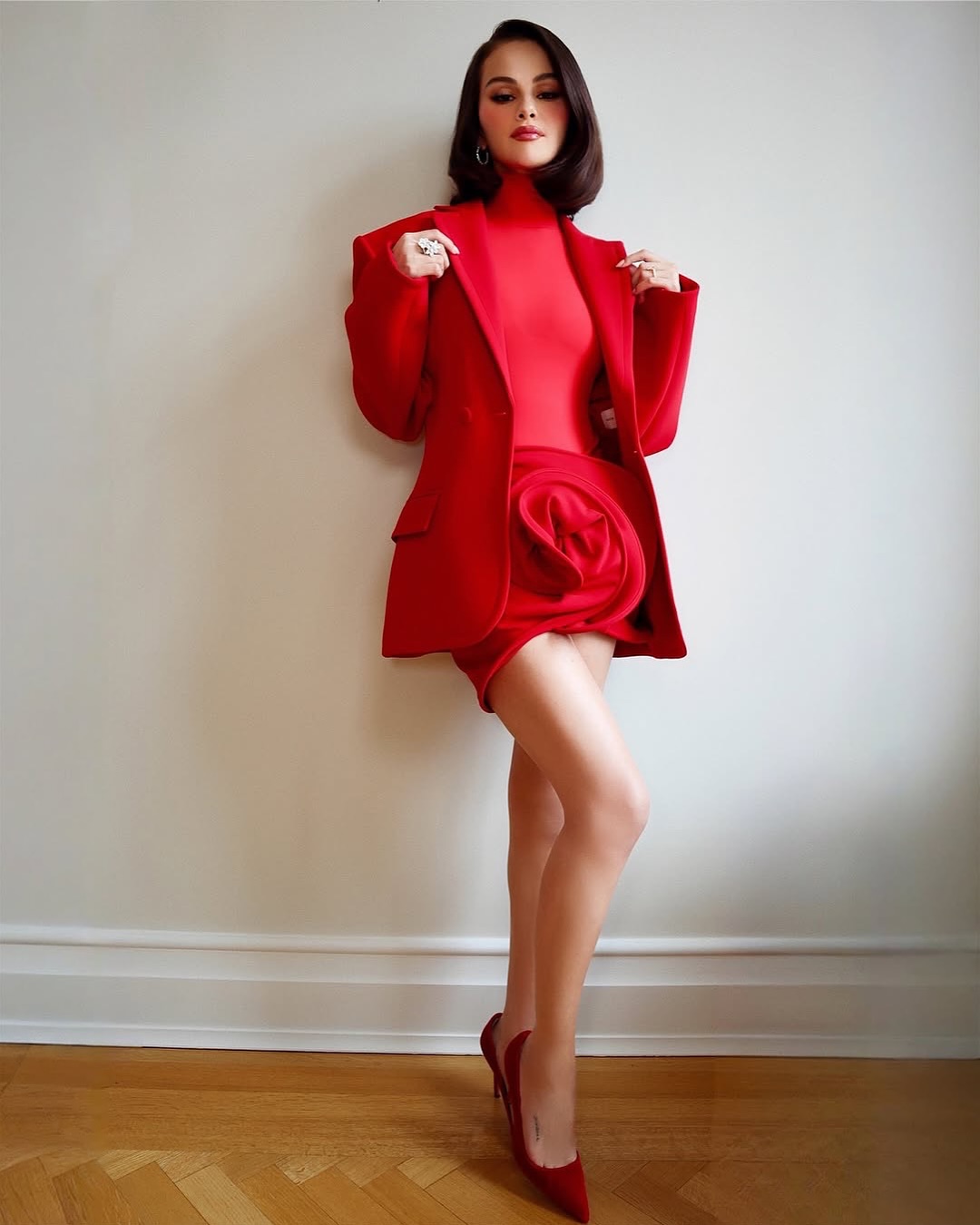 سيلينا غوميز بتنسيق مونوكروم باللون الأحمر