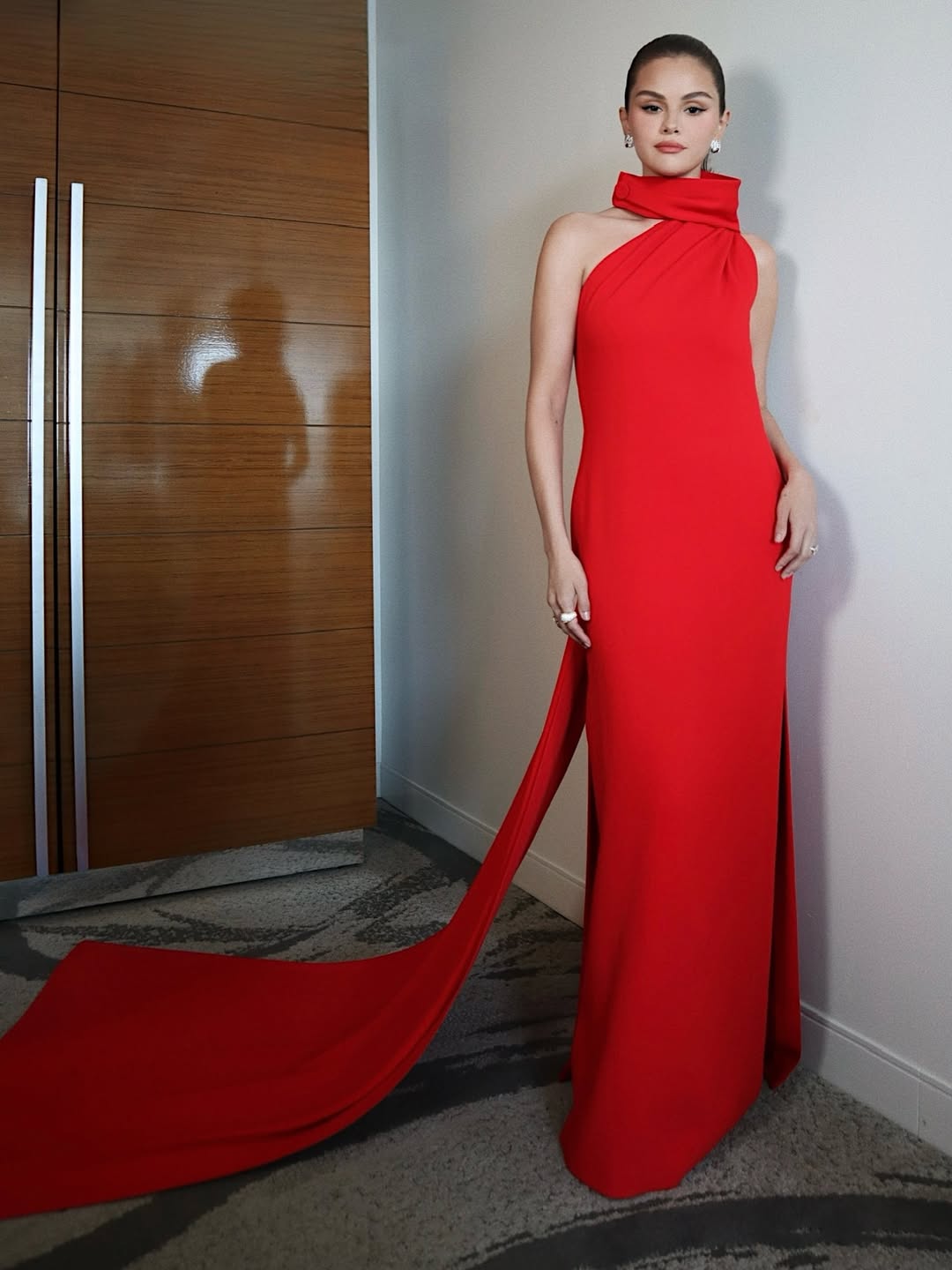 سيلينا غوميز بفستان من توقيع Louis Vuitton