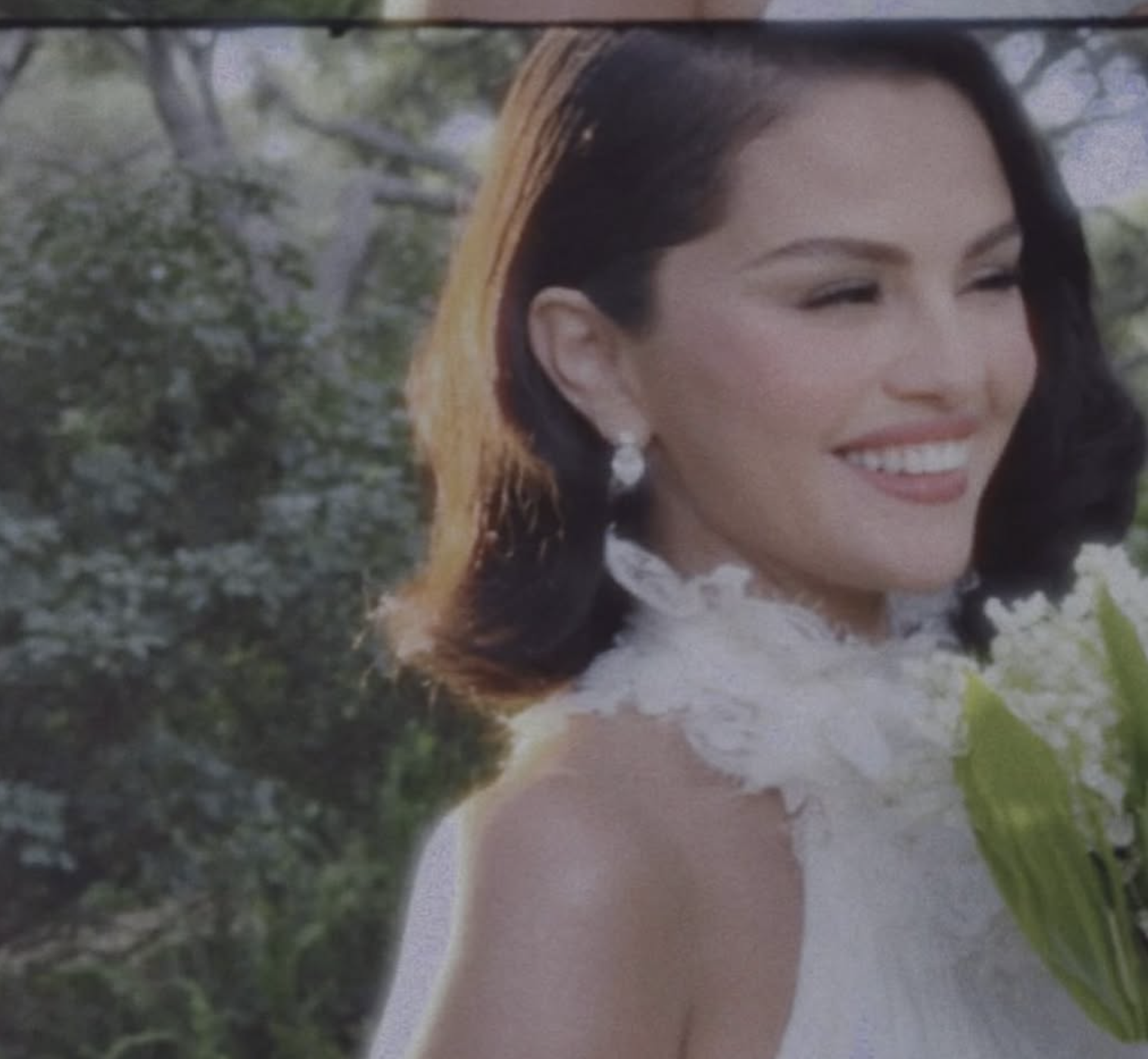 سيلينا غوميز Selena Gomez بأقراط مرصّعة بأحجار الألماس البرّاقة من دار تيفاني أند كو Tiffany & Co