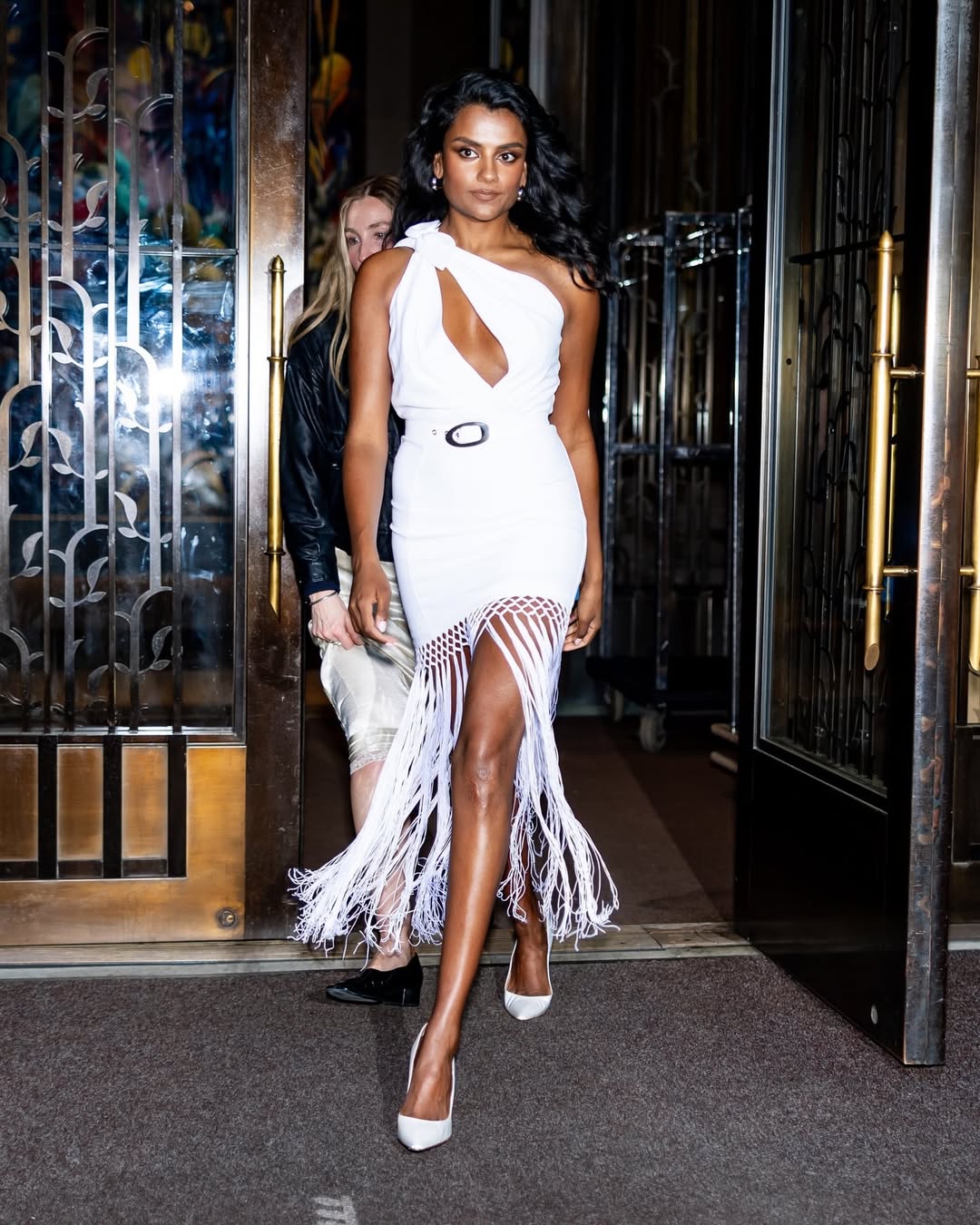  سيمون ترتدي فستانا باللون الأبيض