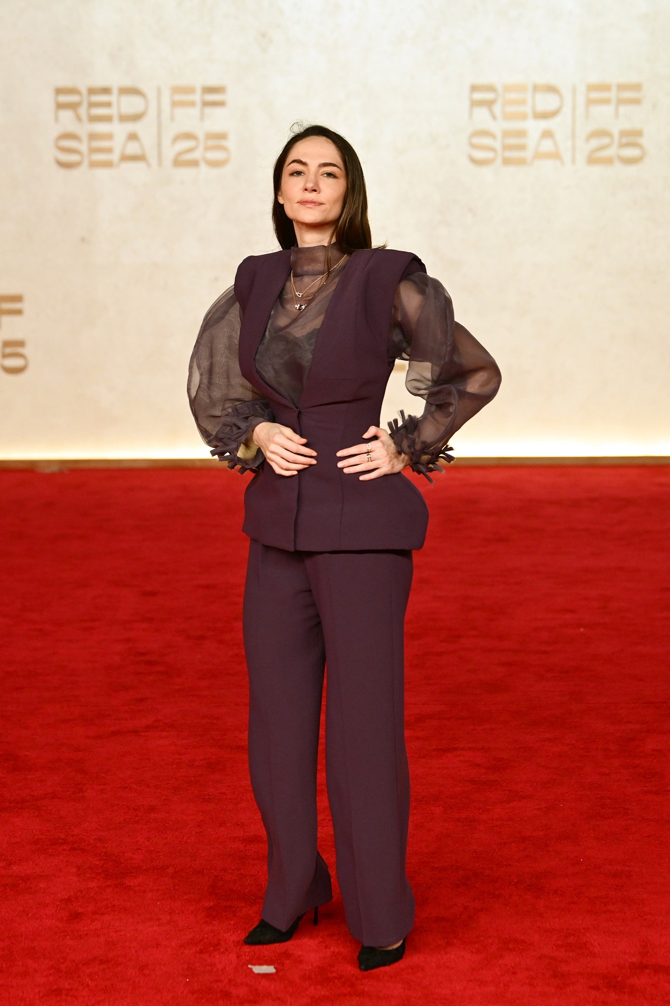  سمية رضا بصيحة البدلة النسائية باللون البرغندي الدافئ