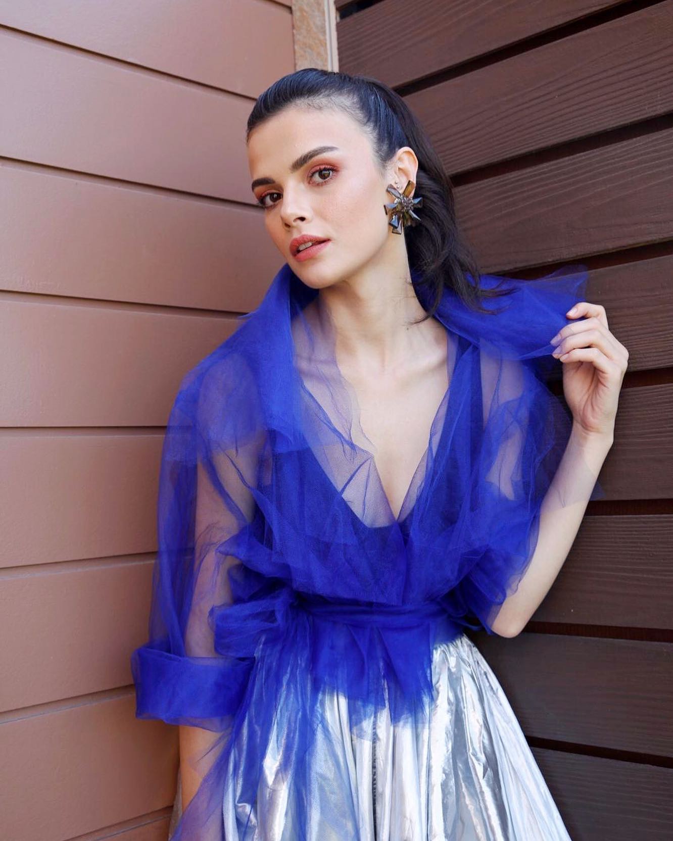 سينام أونسال بأقراط كبيرة الحجم مرصّعة بالأحجار الكريمة الملونة