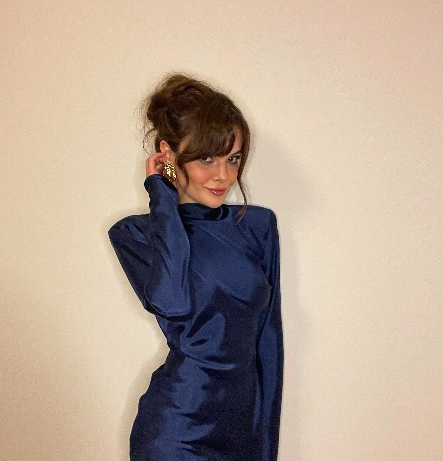 سينام أونسال Sinem Ünsa بأقراط كبيرة الحجم خطفت الأنظار