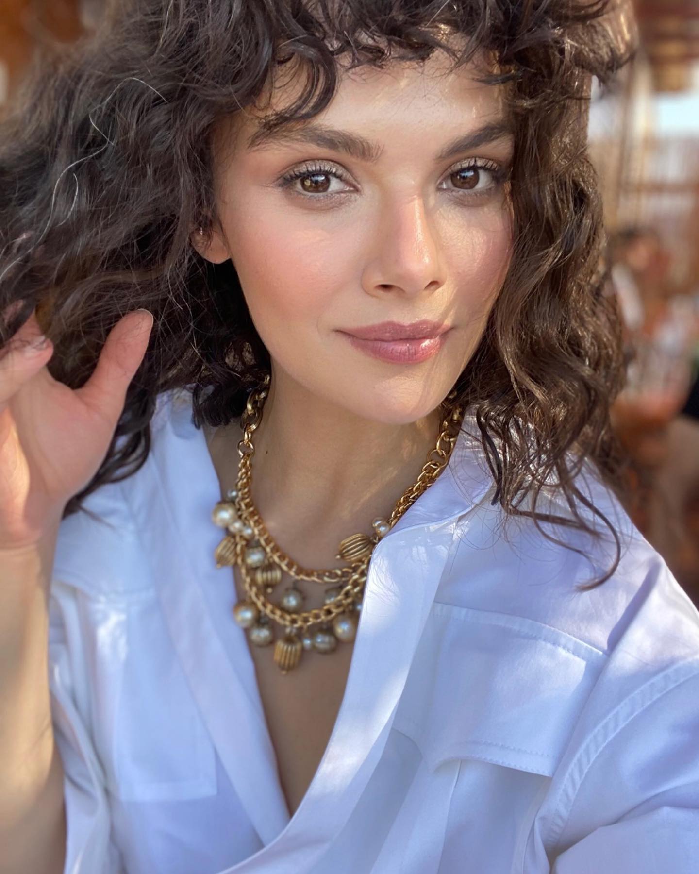 سينام أونسال Sinem Ünsa بقلادة متعددة الصفوف