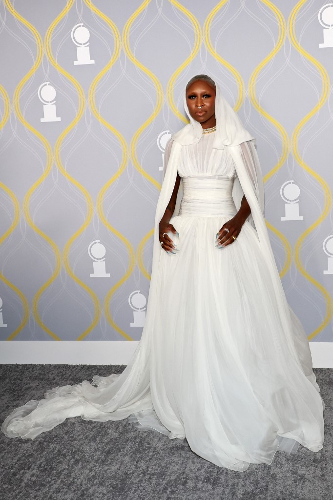 سينتيا إيريفو تألقت بفستان من توقيع دار Giambattista Valli