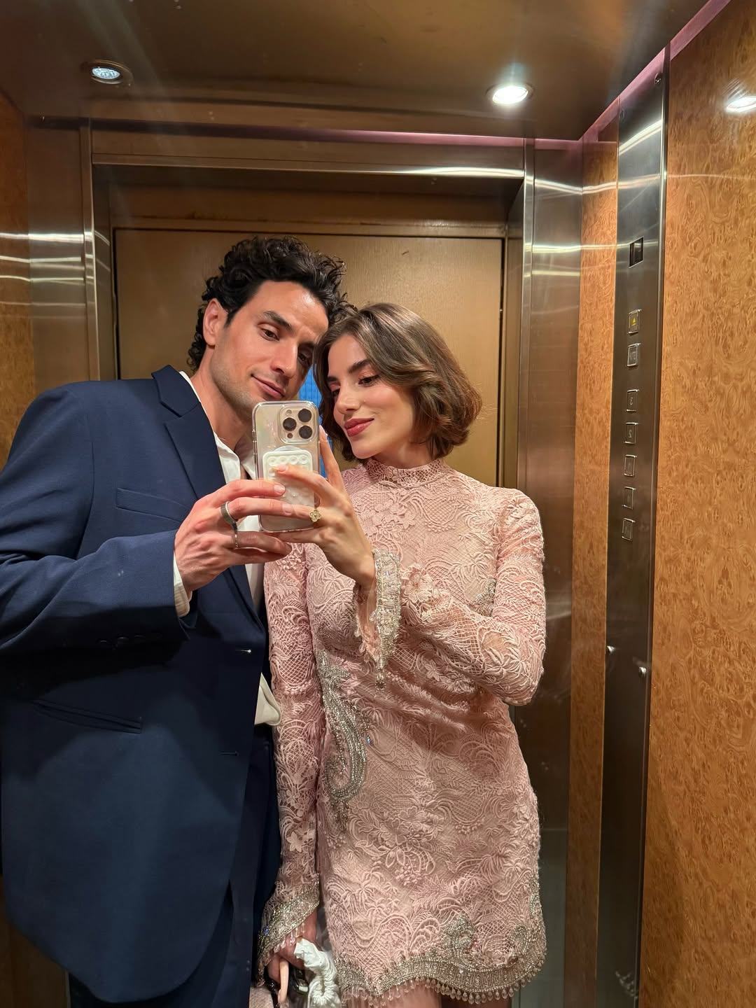 سينتيا حملت بفستان قصير مصمم بقصة محددة للقوام