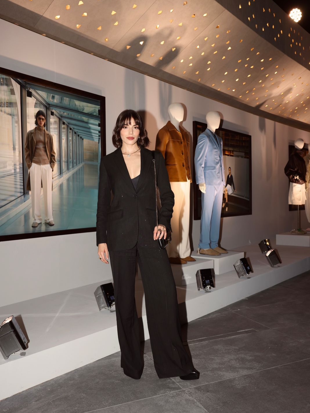  سينتيا صموئيل بإطلالة مونوكروم باللون الأسود