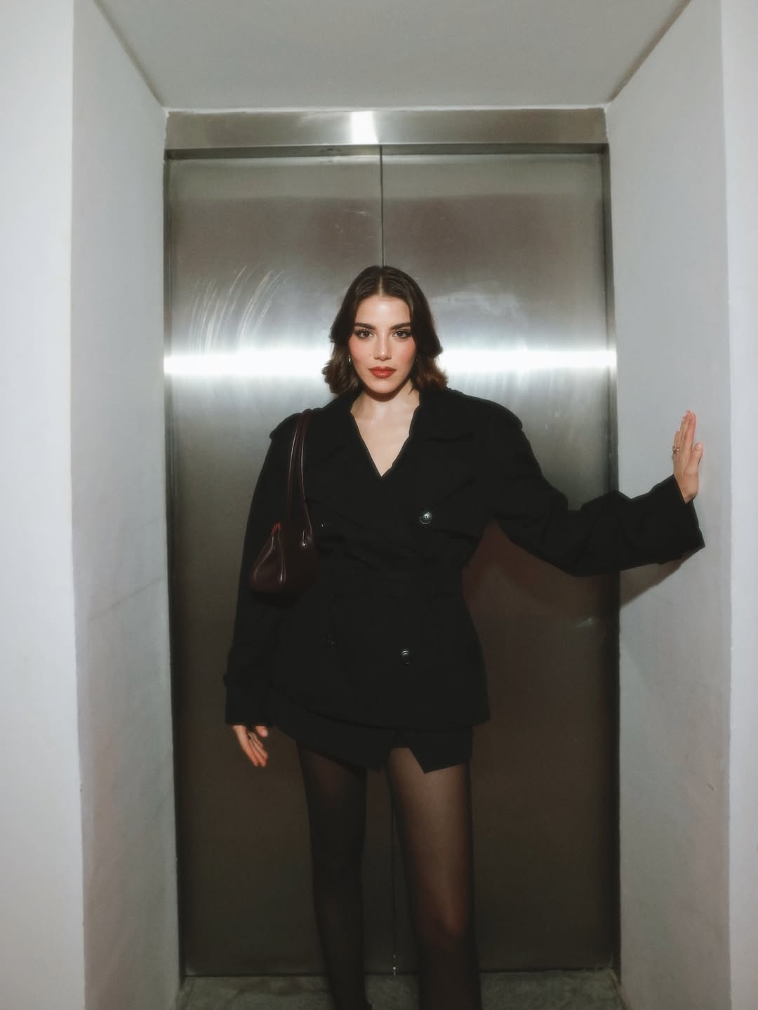 سينتيا صموئيل بتنورة ميني بالشق الجانبي  مع جاكيت بخط أزرار مزدوج 