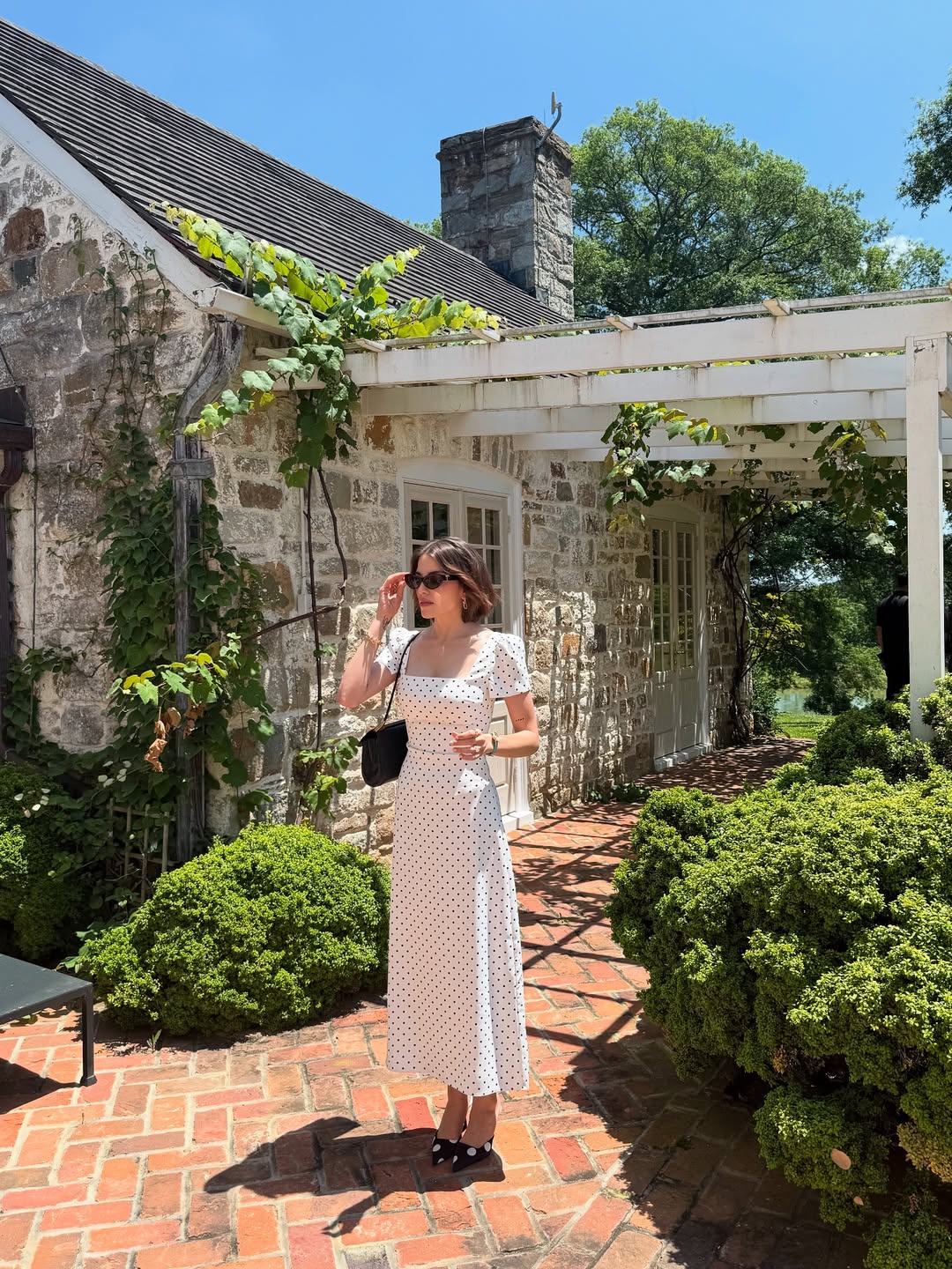 سينتيا صموئيل بثوب ميدي باللون الأبيض المطبوع بنقاط البولكا السوداء