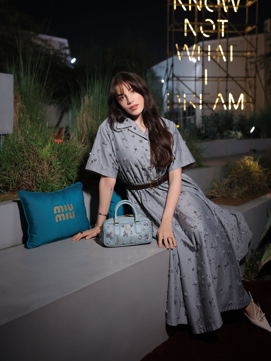 سينتيا صموئيل بستايل الفستان الكلاسيكي باللون الرمادي