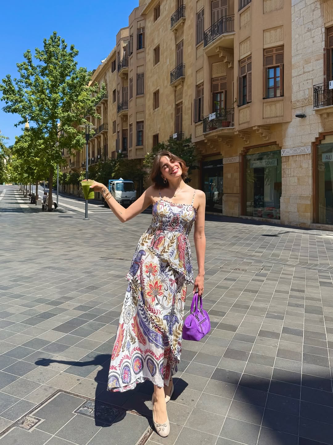 سينتيا صموئيل بفستان طويل بالحمالات والخصر المشدود