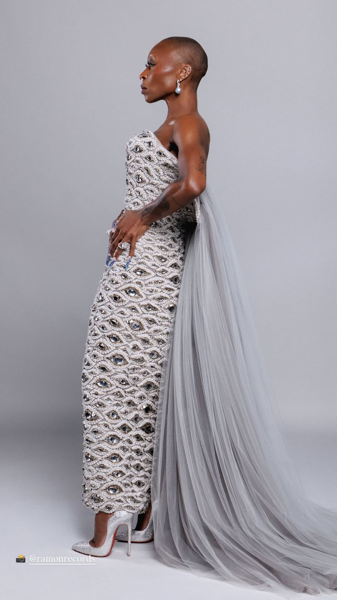 سينثيا إيريفو بفستان سترابلس طويل مصمم بقصة مستقيمة بأسلوب الظهر المفتوح