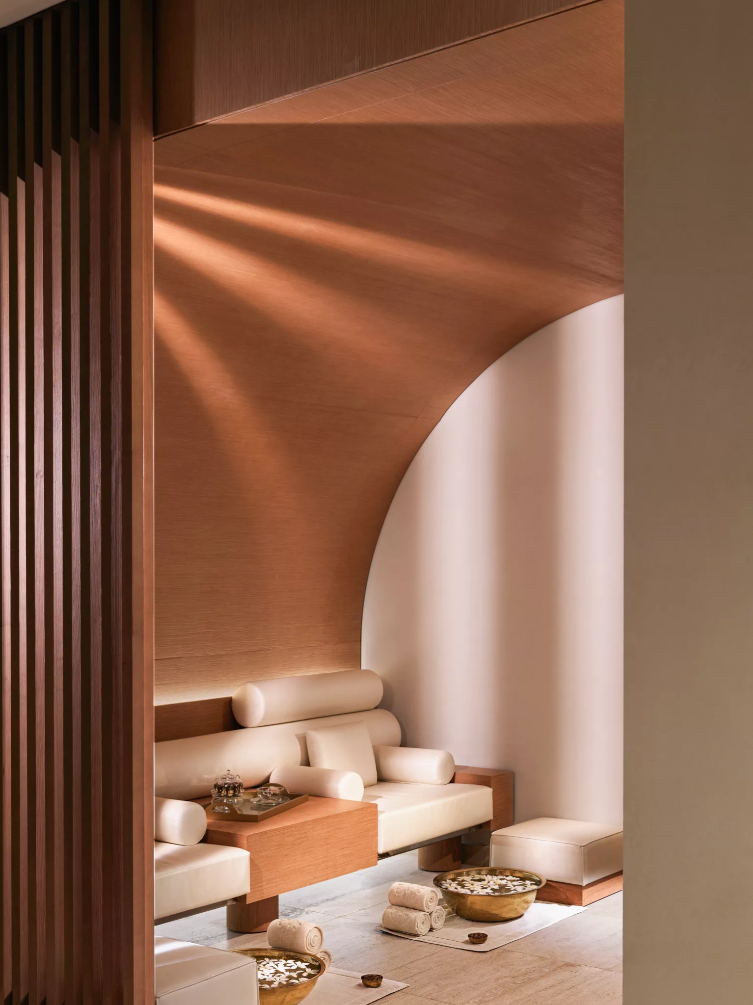 سينك موند سبا في رافلز النخلة دبي… فخامة ناعمة تنسجم مع هدوئكِ الداخلي