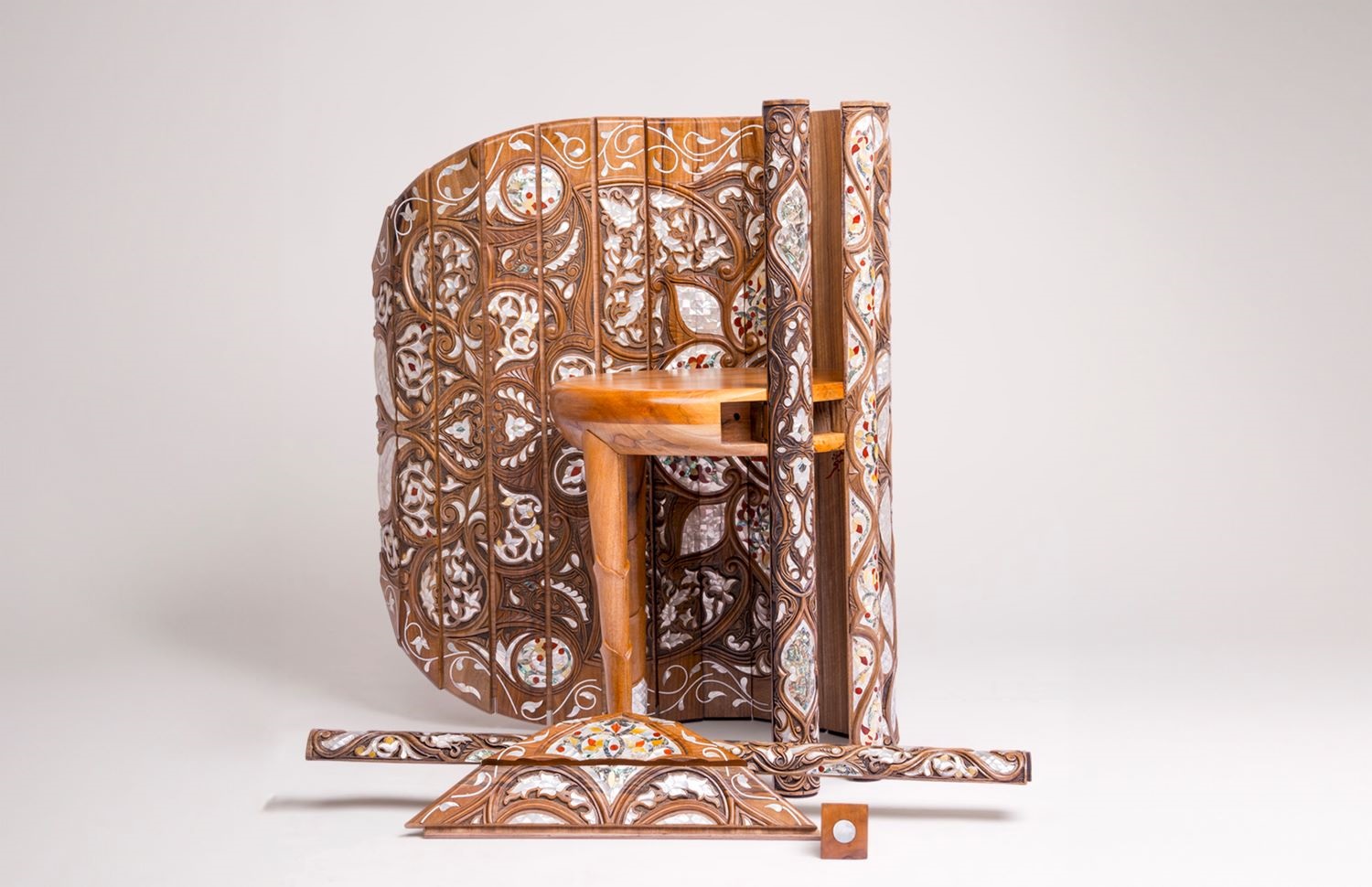 شارك في مجموعة الخِمار أكثر من أربعين حرفيًا لإحياء حِرفة التصديف الإسلامية