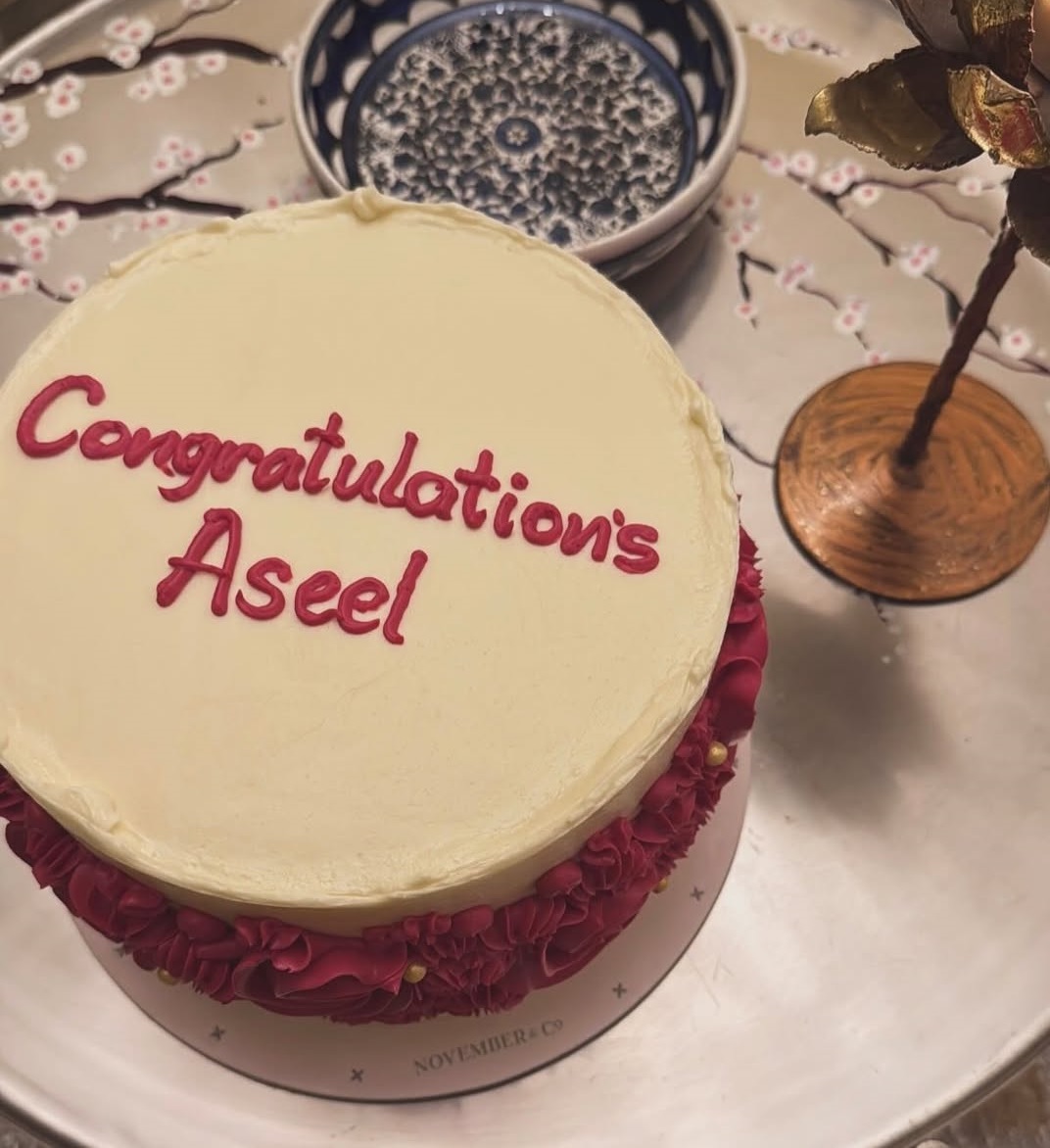 شاركت العروس الجمهور جانبا من حفل الخطوبة