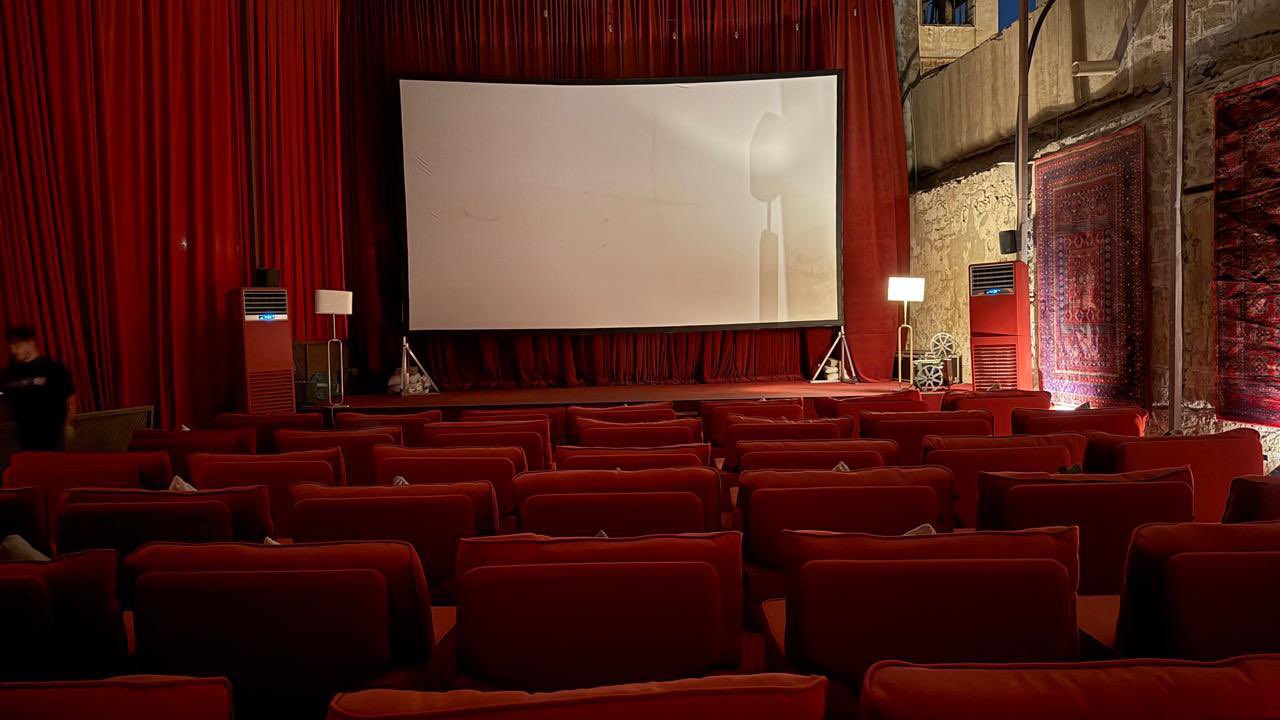 شاشة وسط أجواء ساحرة… سينما بطابع غير تقليدي في سينما البلد