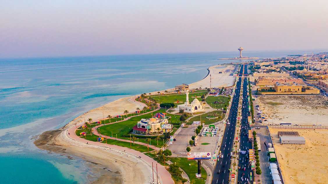 شاطئ نصف القمر وجهة مثالية للاستجمام