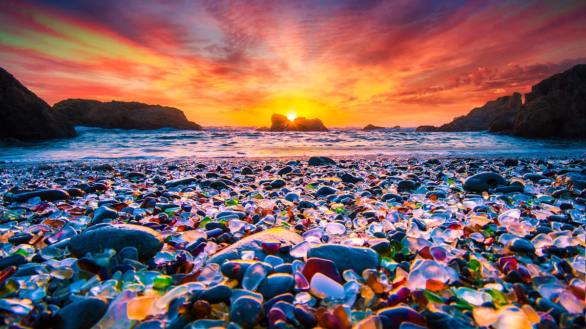 شاطئ الزجاج Glass Beach، كاليفورنيا