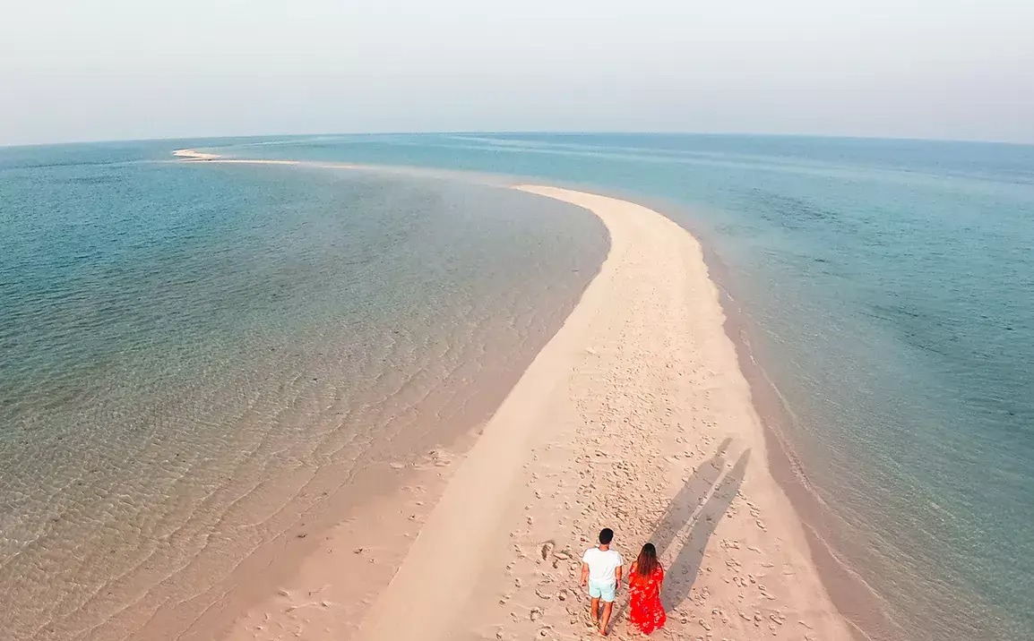 شاطئ جرادة قطعة من الجنة في عرض البحر