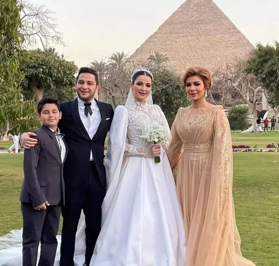 شام الذهبي تتوسط والدتها وشقيقيها في زفافها