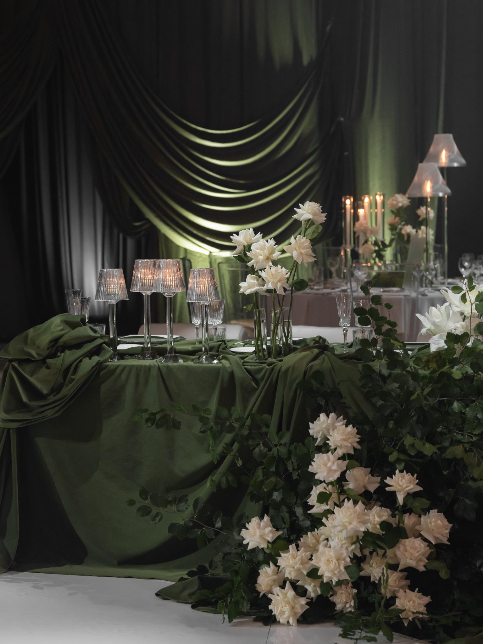 شراشف خضراء على الطاولات- الصورة من @jimket events