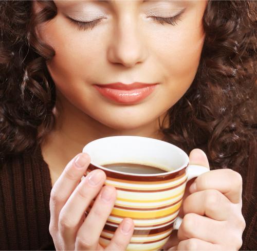 شرب القهوة صباحًا يدعم صحة القلب ويُخفَض الوفاة المبكرة