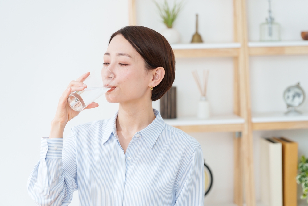 شرب الماء له تأثير مباشر على التجاعيد