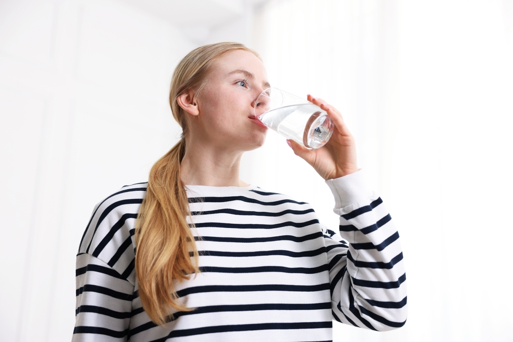 شرب كميات من الماء يقلل الخطوط الدقيقة