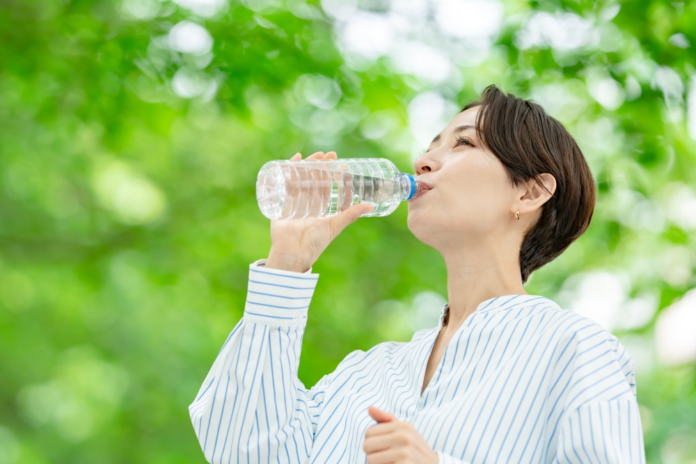 شرب كمية كافية من الماء لا تقل عن ليترين يومياً علاج لجفاف البشرة