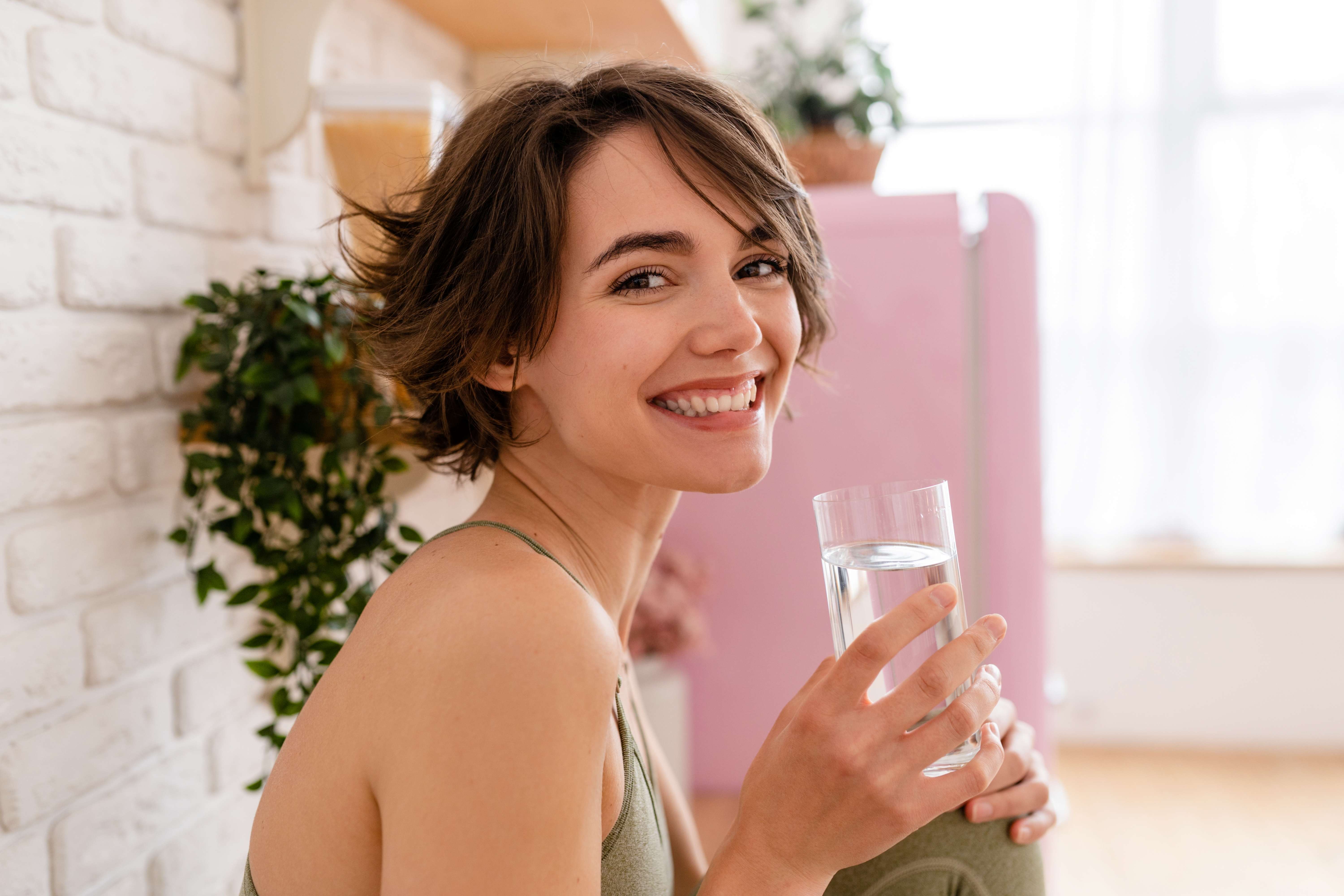 شرب كمية كافية من الماء، من أجل تحسين حركة الأمعاء وتقليل الإمساك