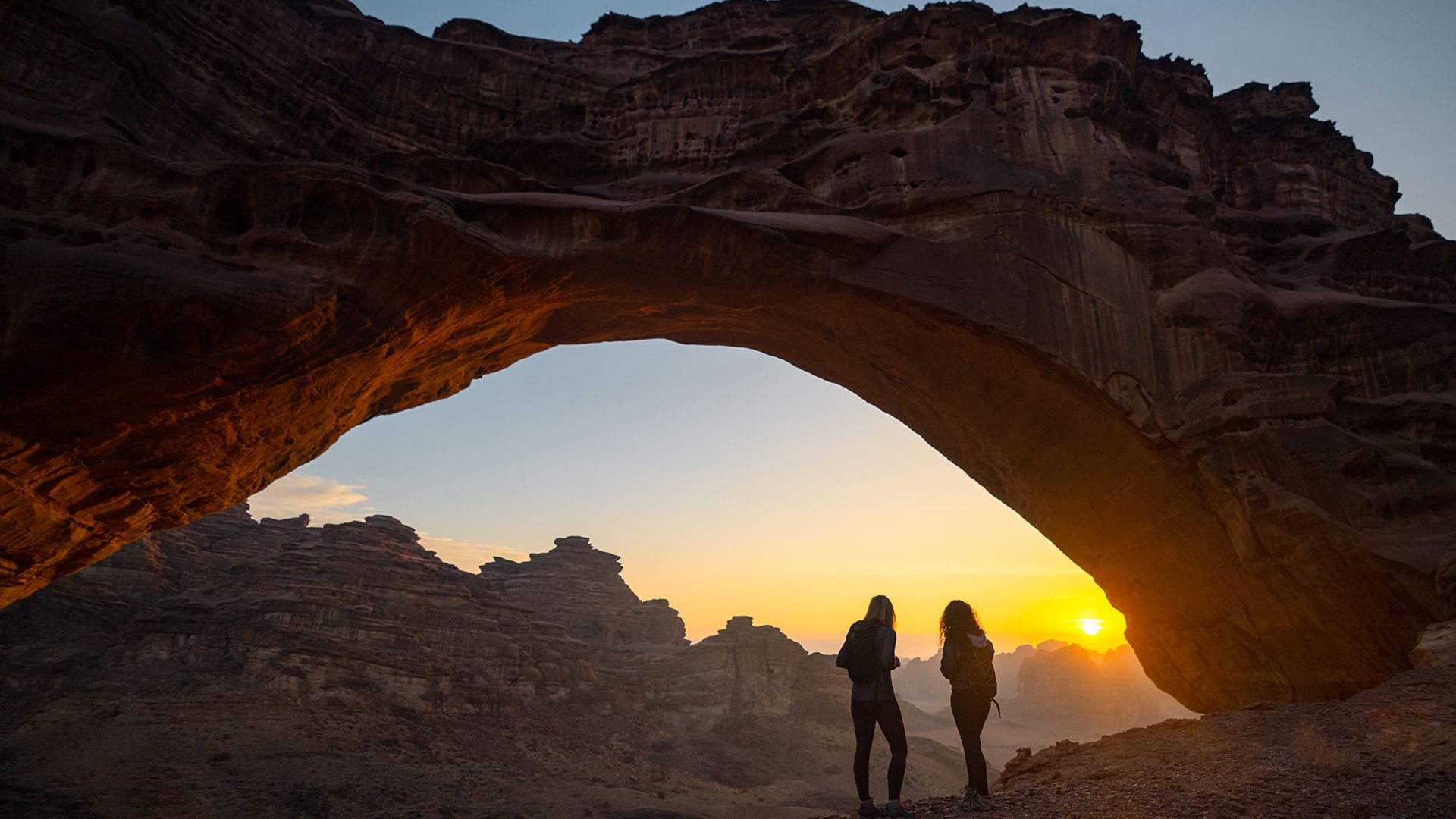 شروق الشمس في العلا في لقطة استثنائية
