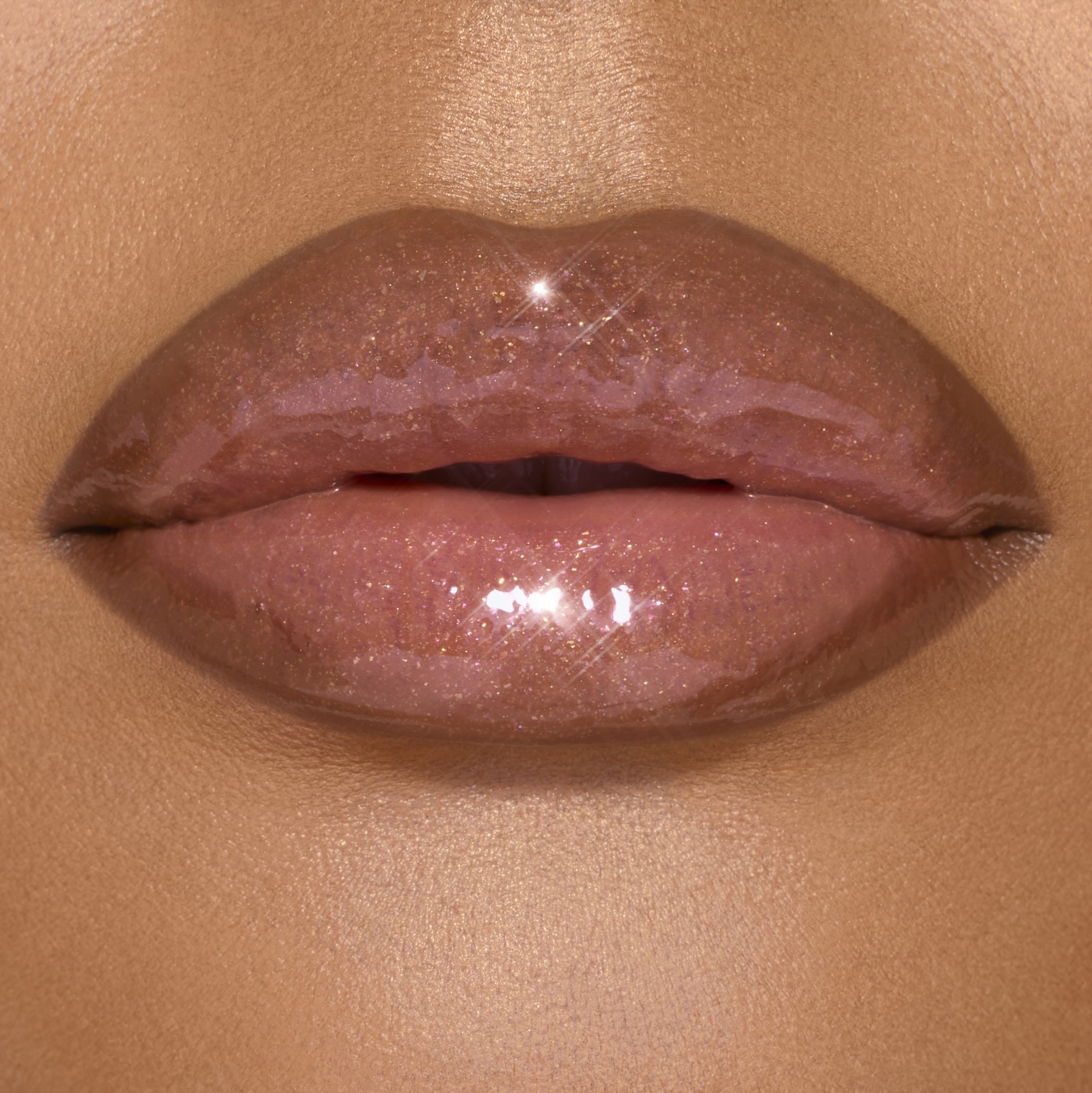 شفاه ممتلئة اكثر مع محدد الشفاه LIP CHEAT CONTOUR DUO من علامة شارلوت تلبوري