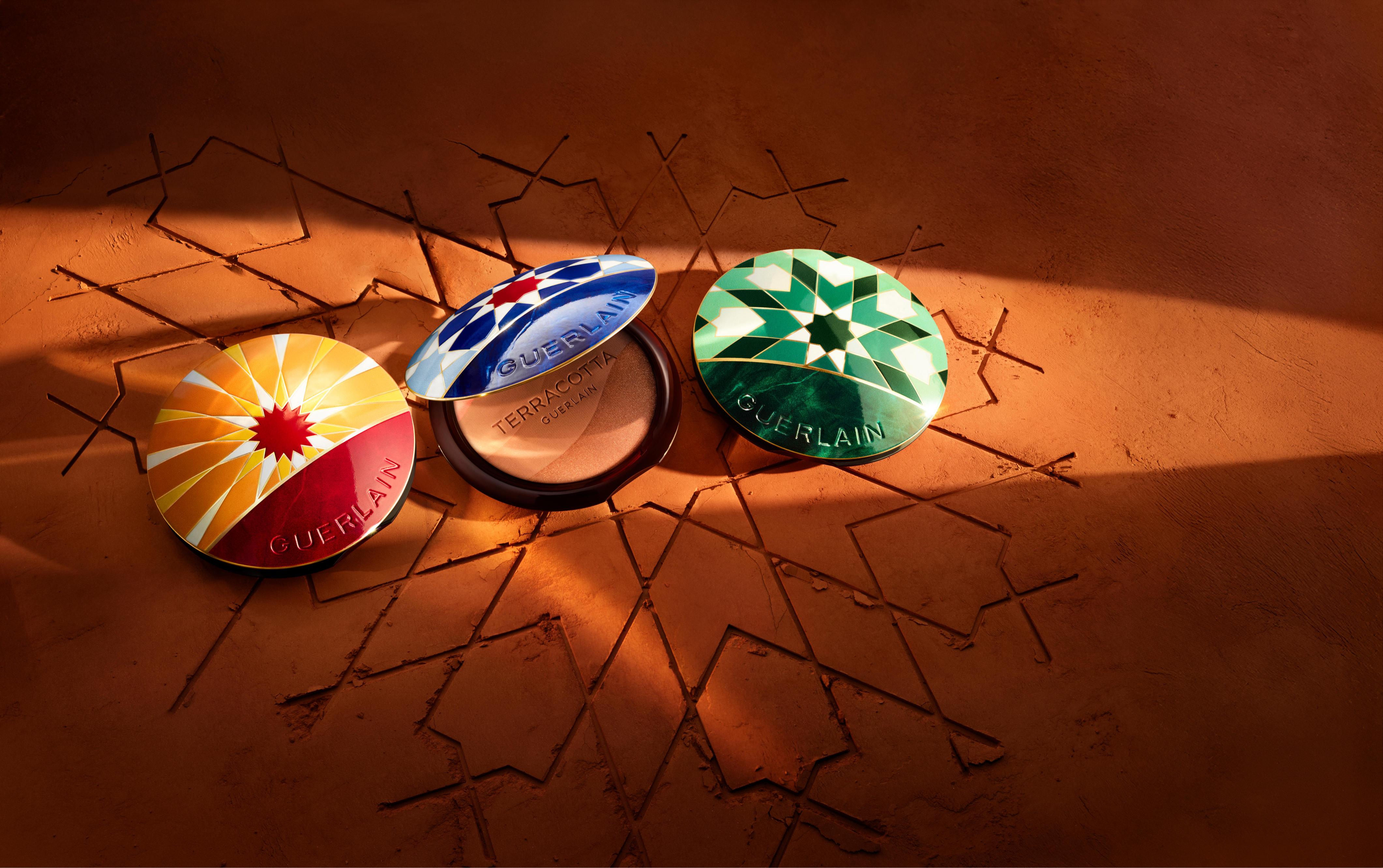 شكّلت قطع الزليج التي تبدعها مشاغل آيت مانوس (Aït Manos) مصدر الإلهام للتصاميم الثلاثة الحصرية التي تزيّن علب تيراكوتا غولدن ديونز (Terracotta Golden Dune