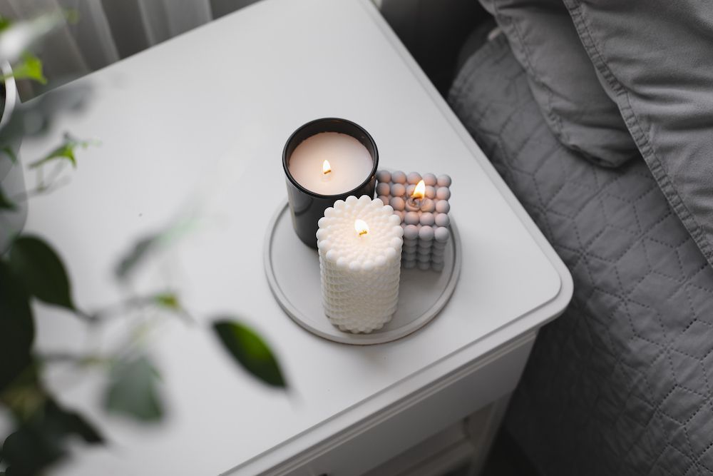 شموع معطرة في غرفة الضيوف