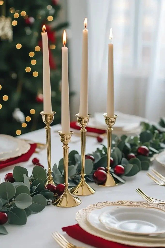 شموع وحوامل ذهبية تزين طاولة الطعام