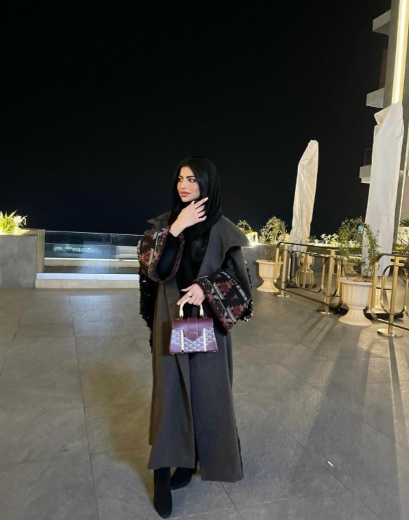 شهد الزهراني بعباية باللون البني