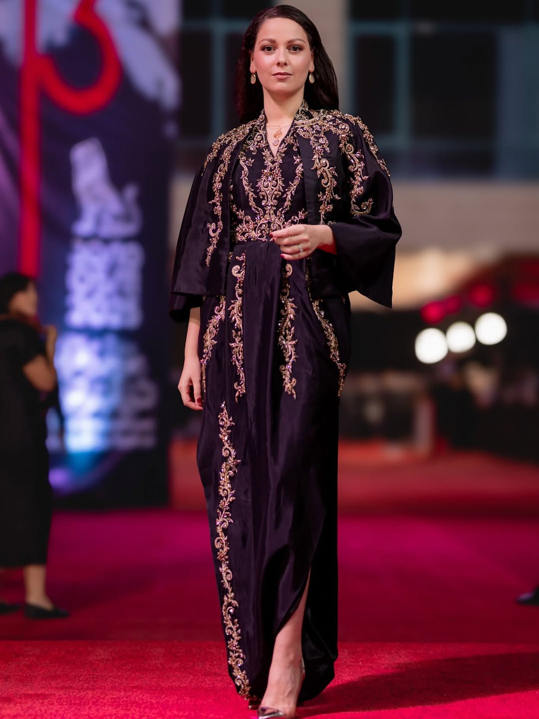 شهرزاد كراشني بثوب طويل من الحرير باللون البنفسجي الداكن