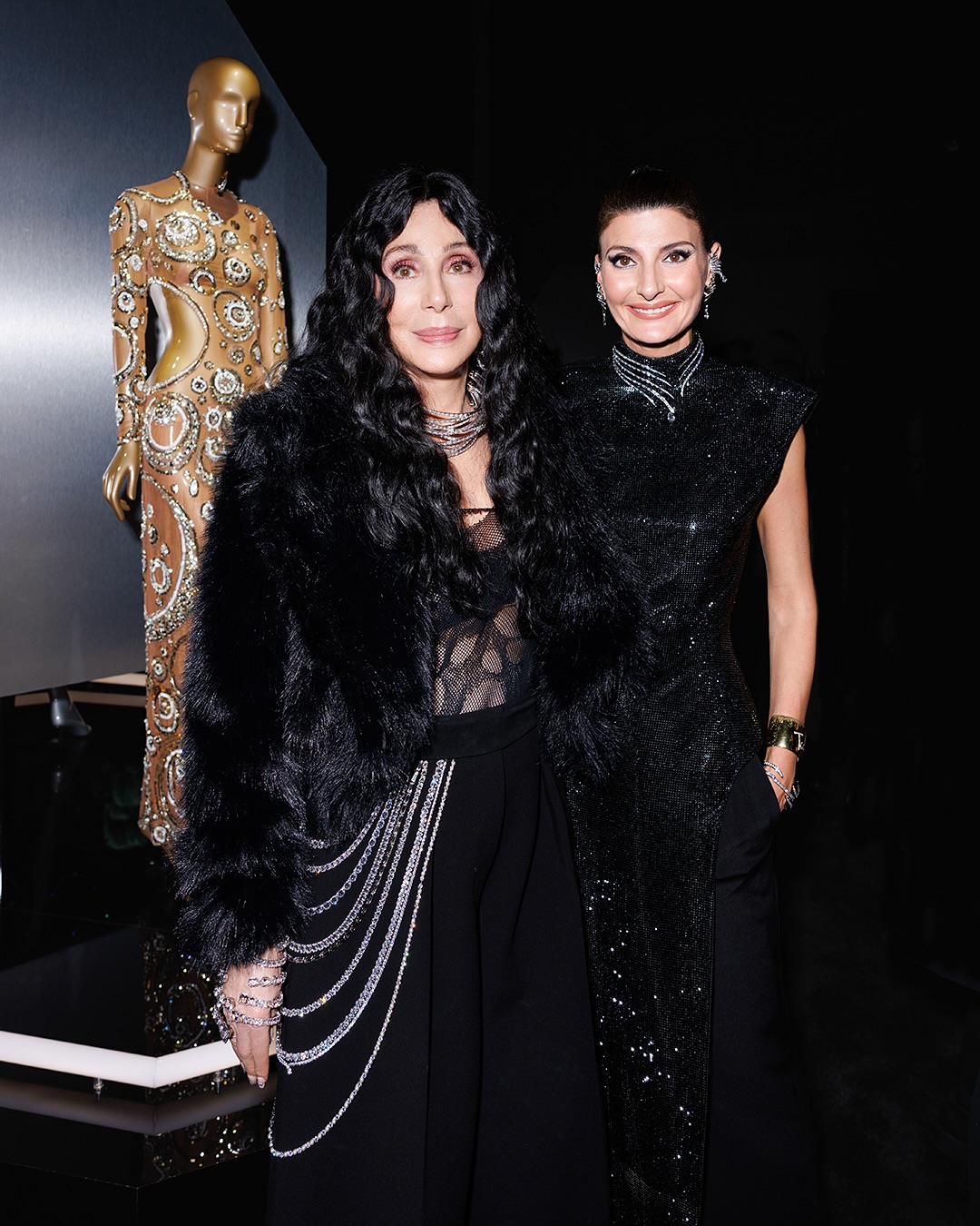 شير ببنطالا كلاسيكيا بالأرجل الفضفاضة ومزين من الجانب بسلاسل كريستالية وتوب شبكي