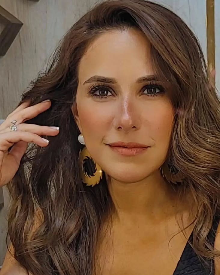 شيري عادل بتصاميم مجوهرات أنثوية ناعمة